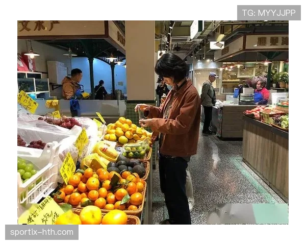 刚看到小威廉姆斯在菜市场提着三只名牌购物袋，摊主对视的表情绝了