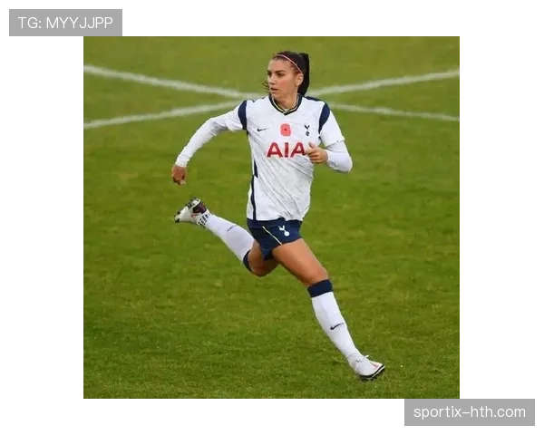 亚历克斯·摩根在家切牛排用的是镶钻刀叉？